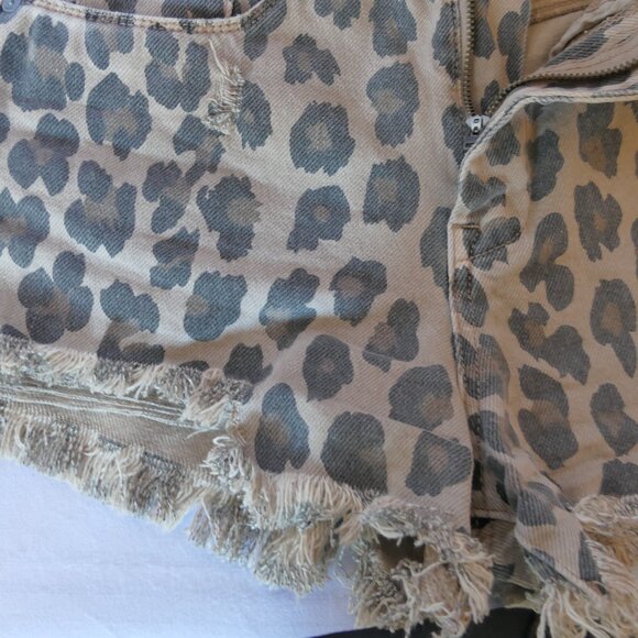 BLANK NYC 27 Denim Leopard Print Distressed Jean Shorts - Picture 6 of 12